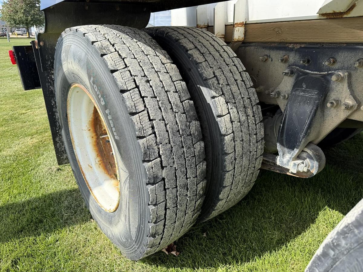 Used 2003 Sterling Willmar 16 Ton Seed Tender