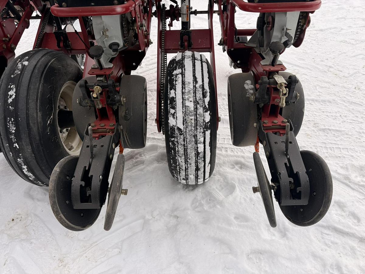 Used 2005 White 8106