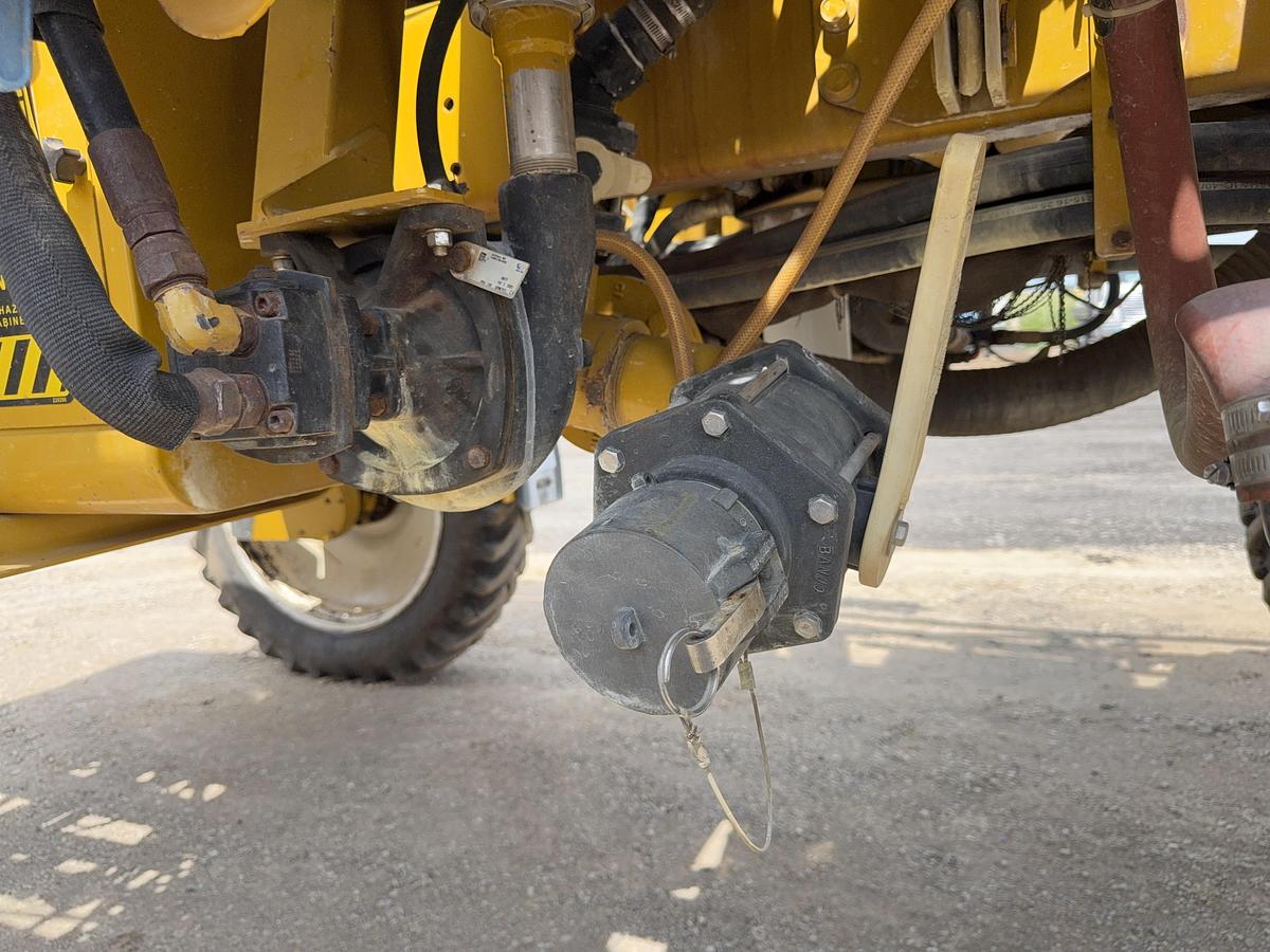 Used 2003 Rogator 1064, 1060 Gallon Tank, 90' Boom, Raven