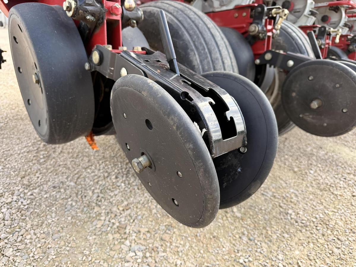 Used 2005 White 8106 6 Row Corn Planter, Precision Row Units