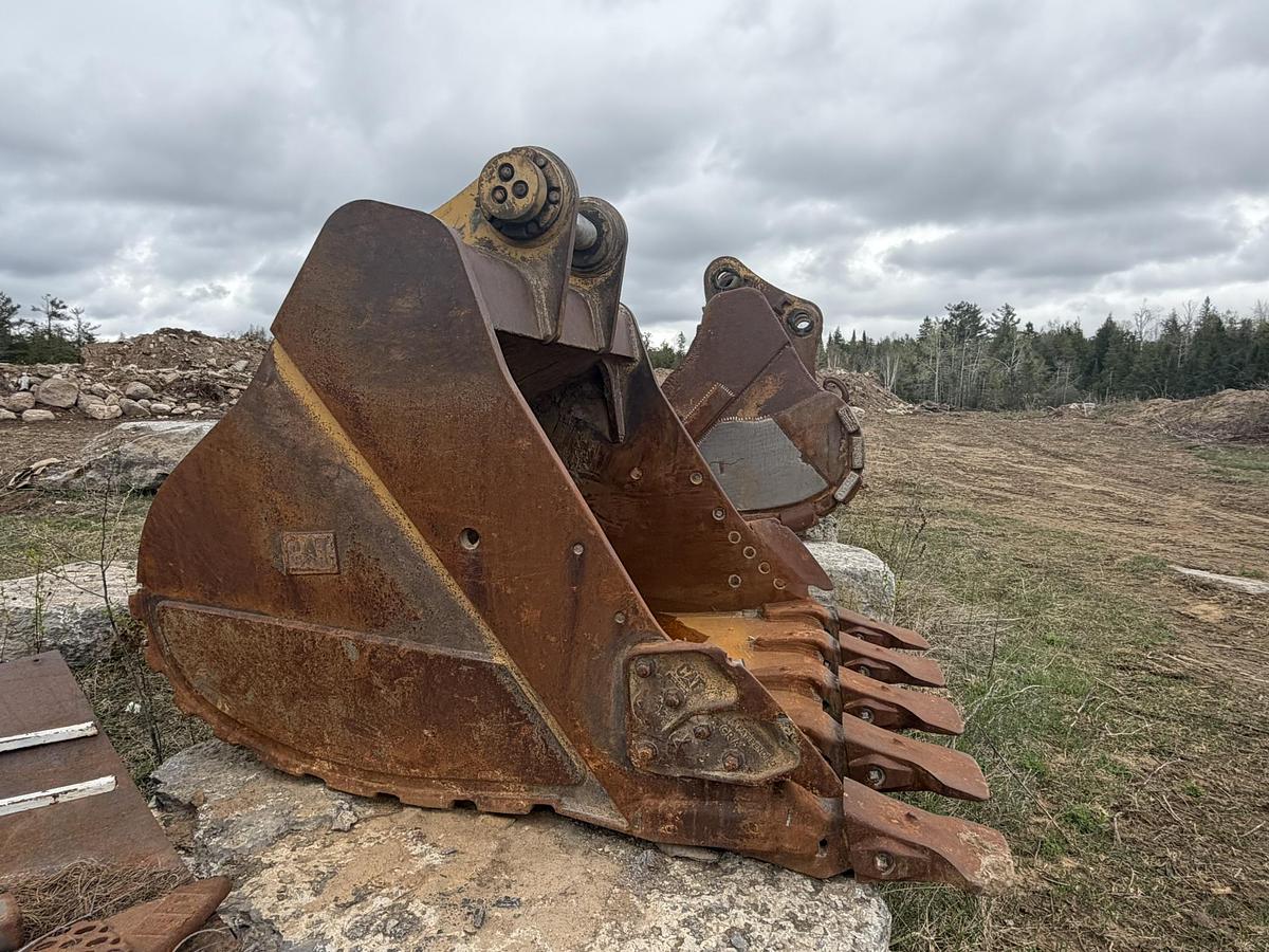 Used Caterpillar 374D 5 Yard, 75" Tooth Bucket