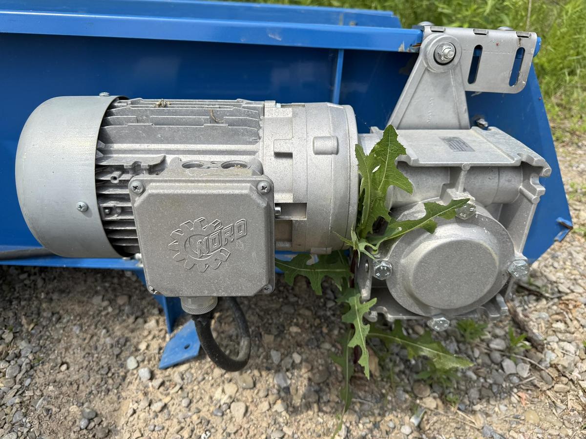 Used WBM 250 CWT (25 ton) Hopper Even Flow With 28' Flighted Lead In