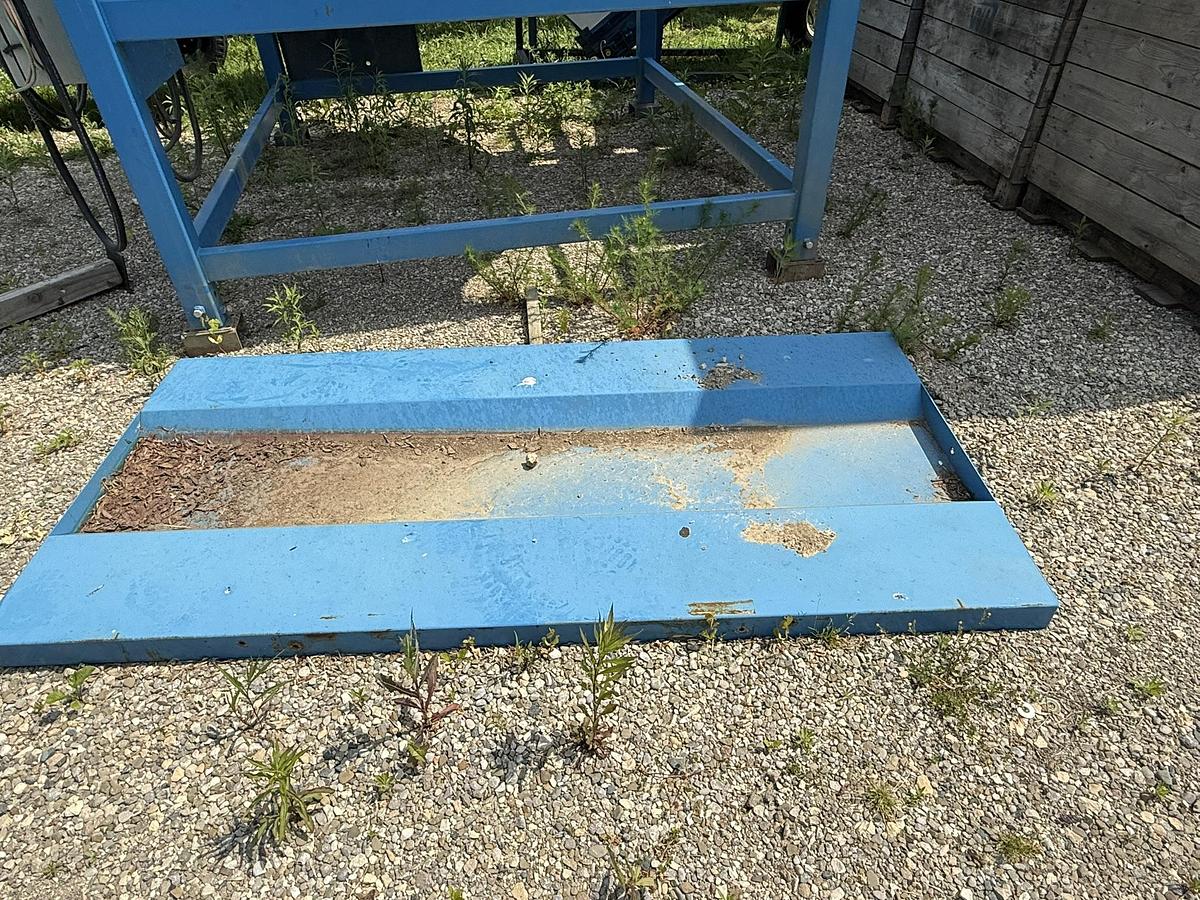 Used WBM 250 CWT (25 ton) Hopper Even Flow