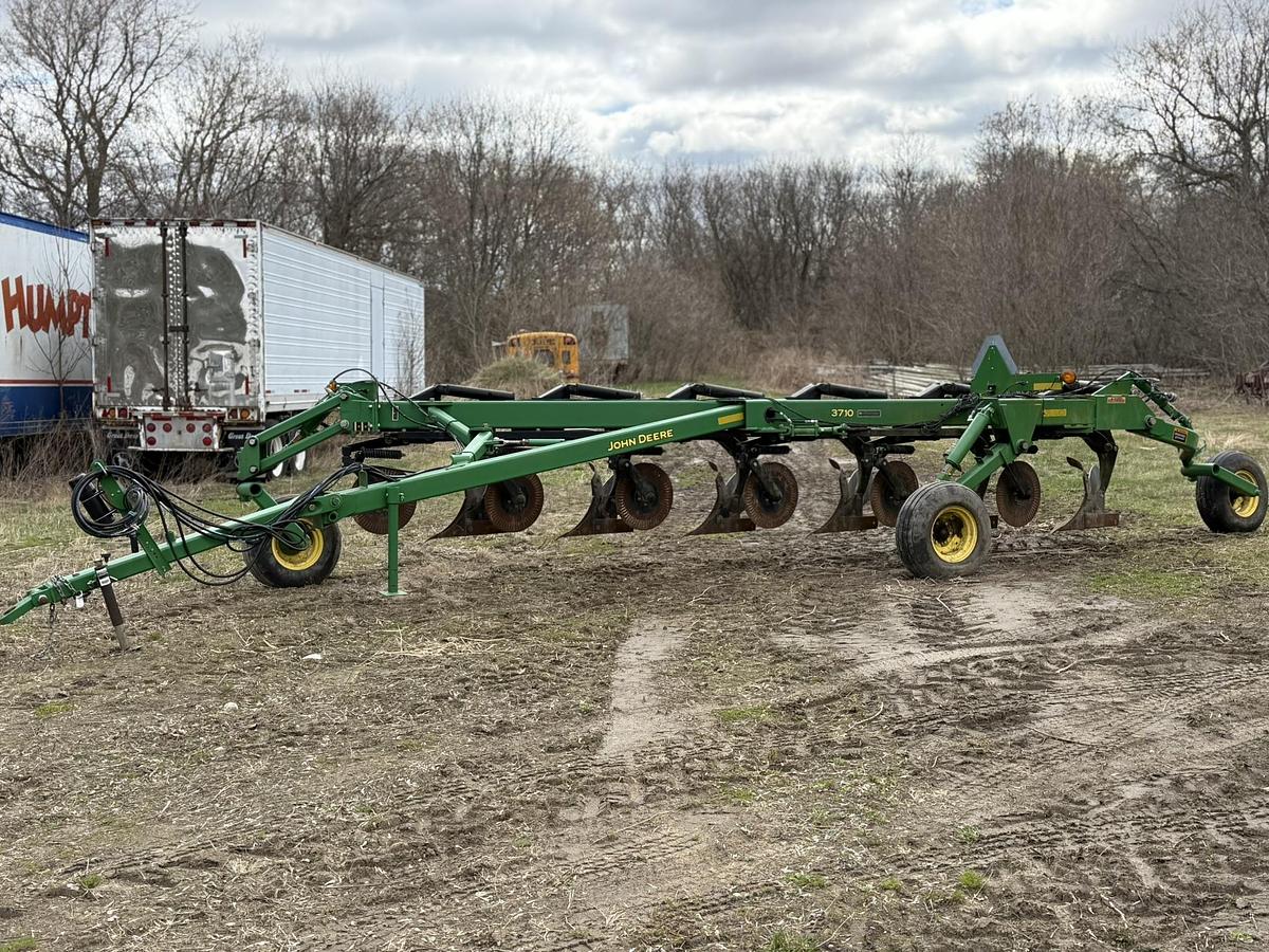 Used John Deere 3710 6 Furrow On Land Plow Spring Reset
