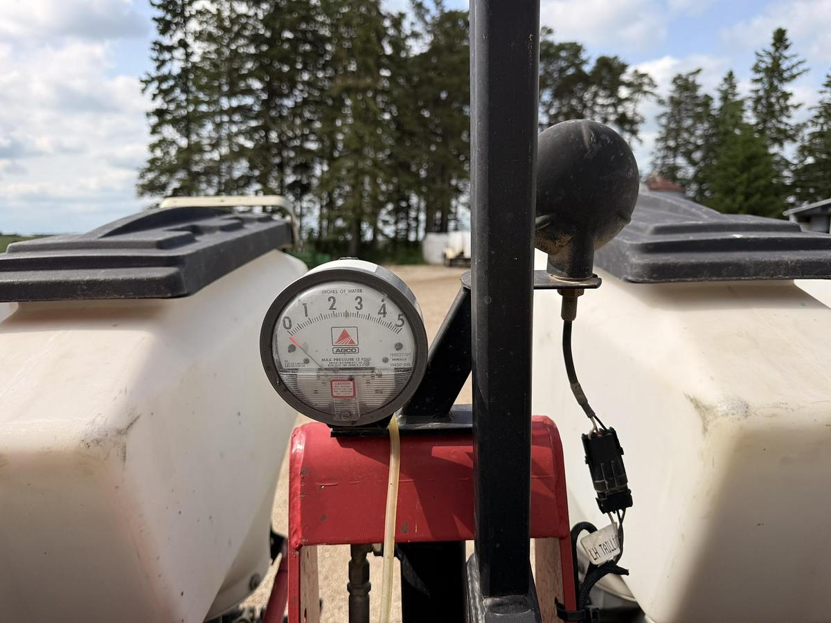 Used 2005 White 8106 6 Row Corn Planter, Precision Row Units