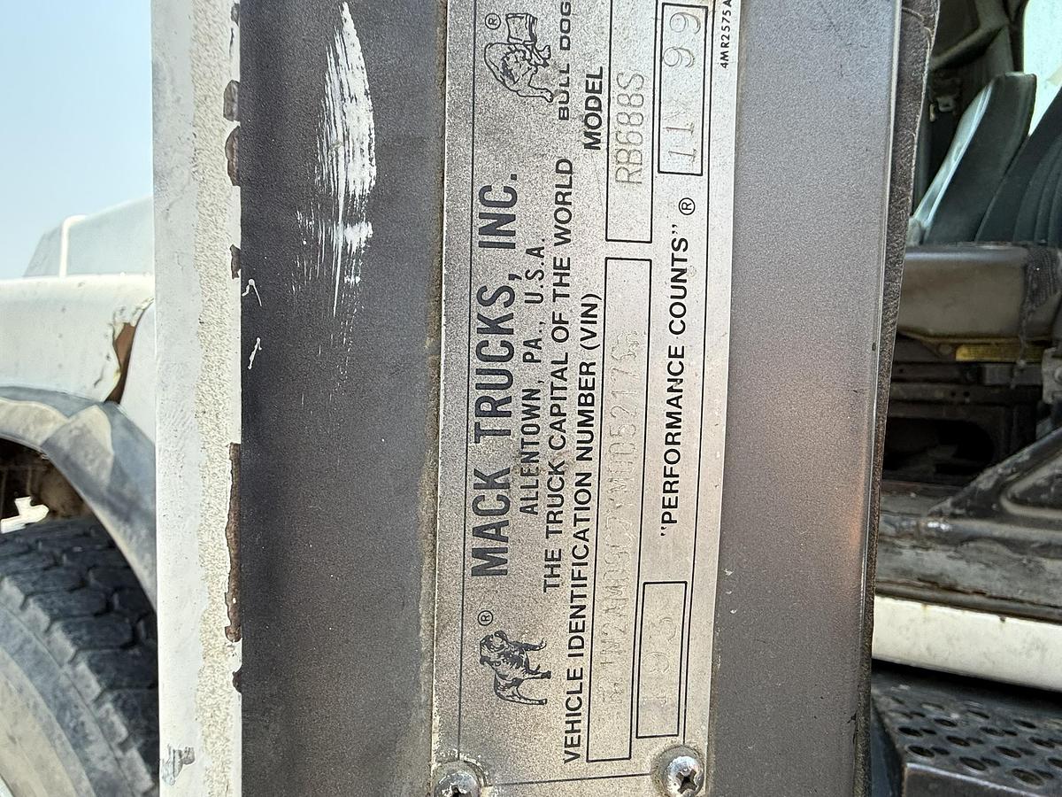 Used 1999 Mack Potato Bulk Box On Mack Truck