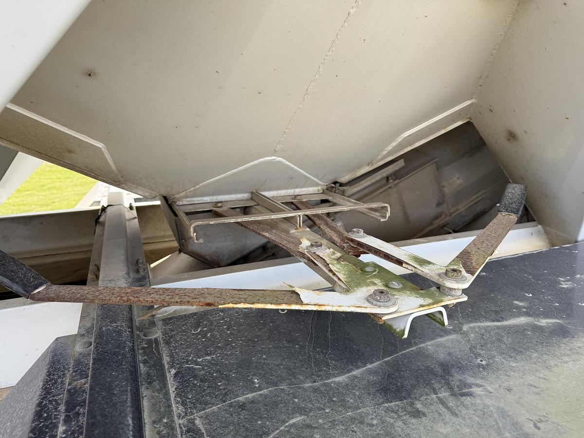 Used 2003 Sterling Willmar 16 Ton Seed Tender