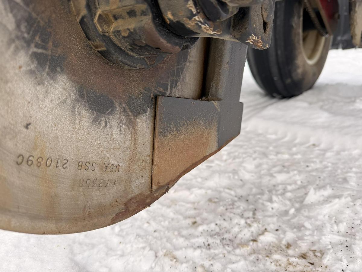 Used 2005 White 8106