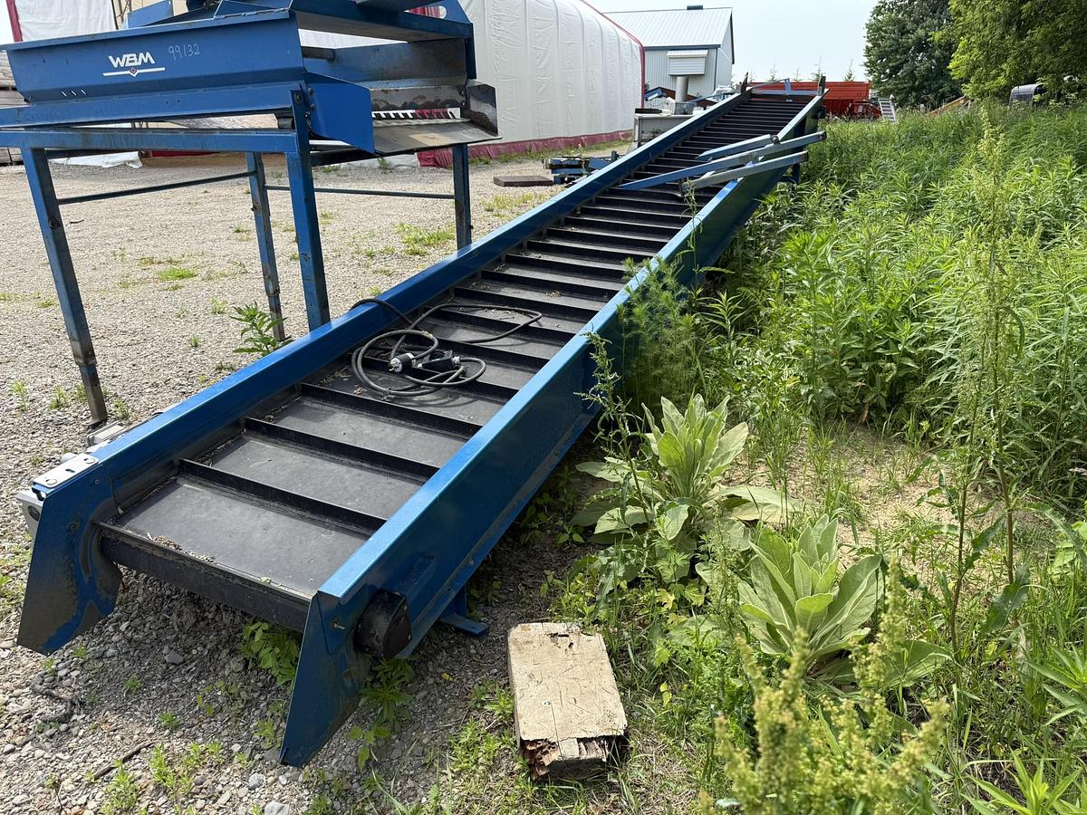 Used WBM 250 CWT (25 ton) Hopper Even Flow With 28' Flighted Lead In