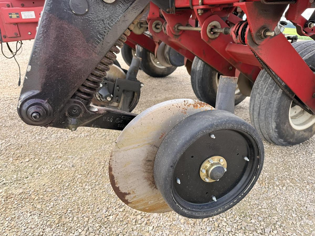 Used 2005 White 8106 6 Row Corn Planter, Precision Row Units