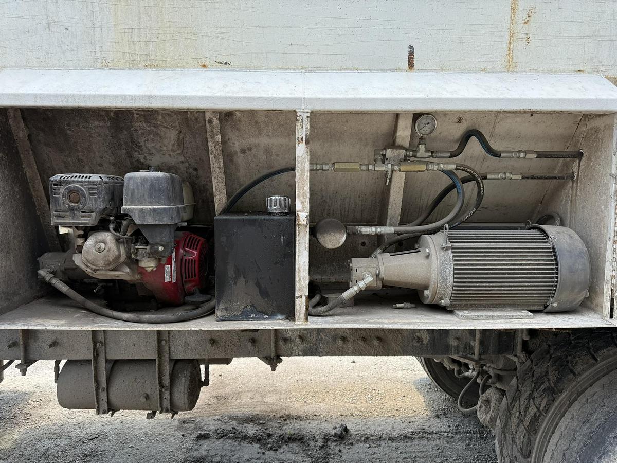 Used 1999 Mack Potato Bulk Box On Mack Truck