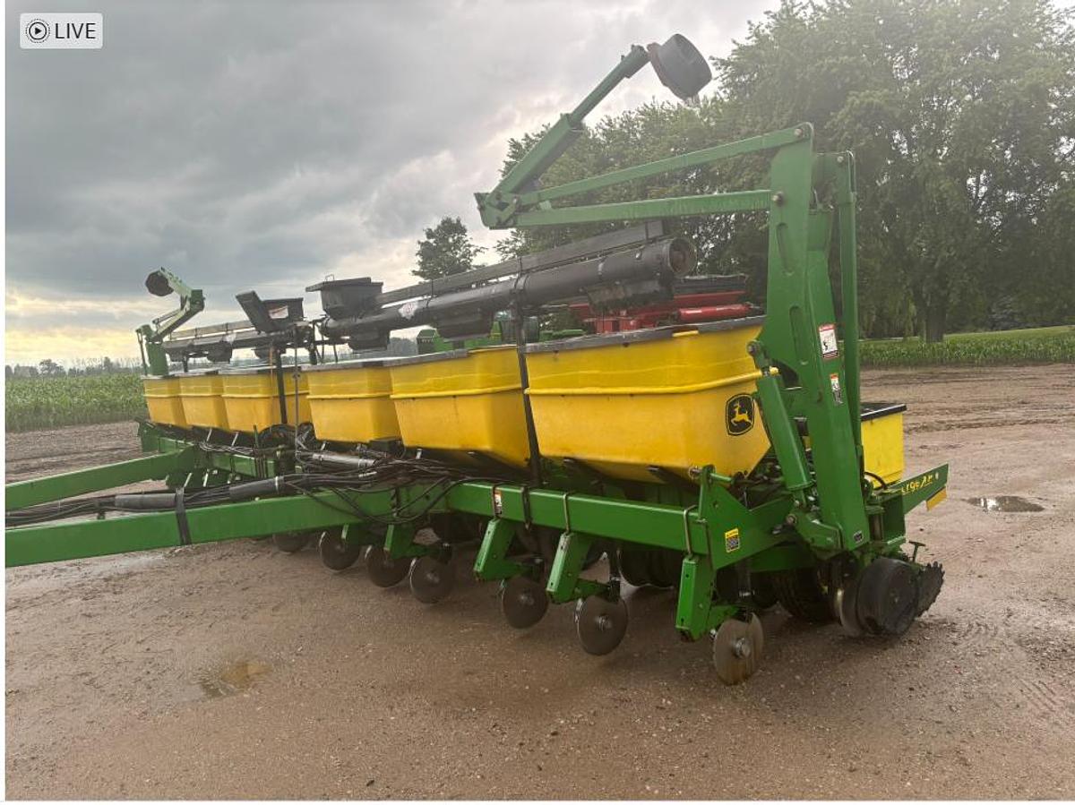 Used 2005 John Deere 1770, Markers, Dry Fert, Precision, V-Drive