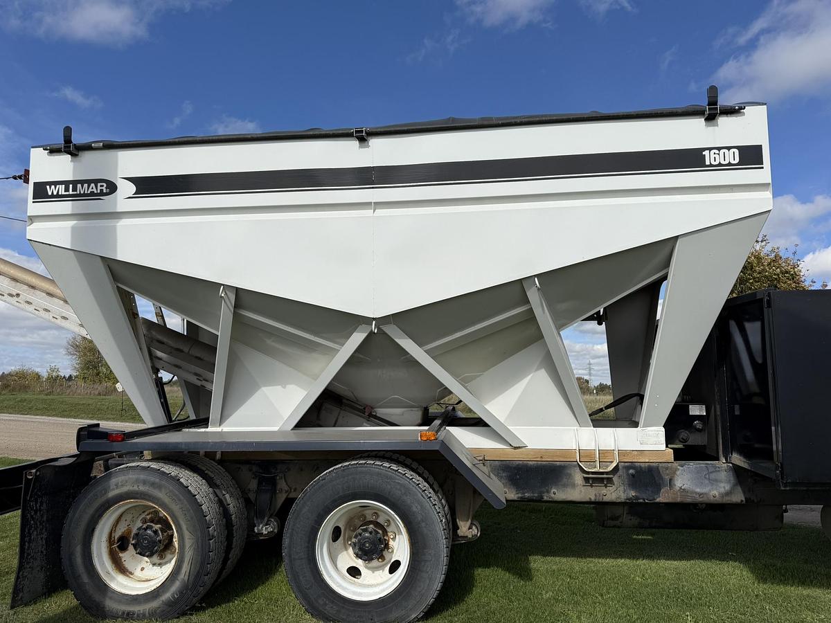 Used 2003 Sterling Willmar 16 Ton Seed Tender