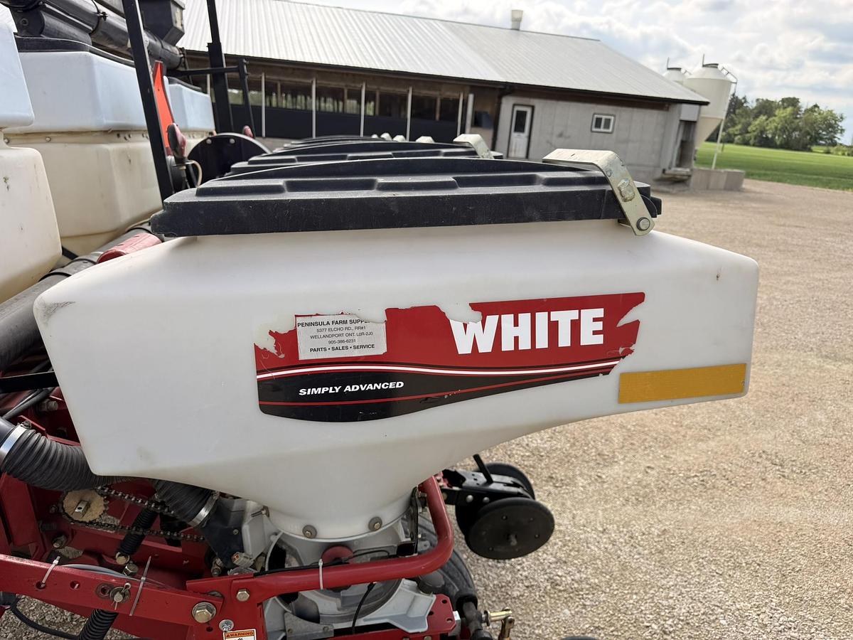 Used 2005 White 8106 6 Row Corn Planter, Precision Row Units