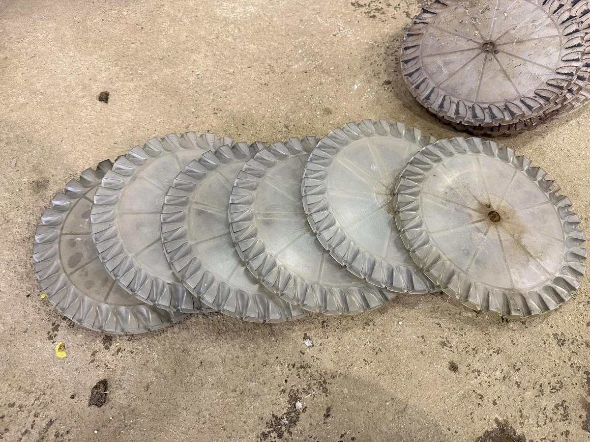 Used 2005 White 8106