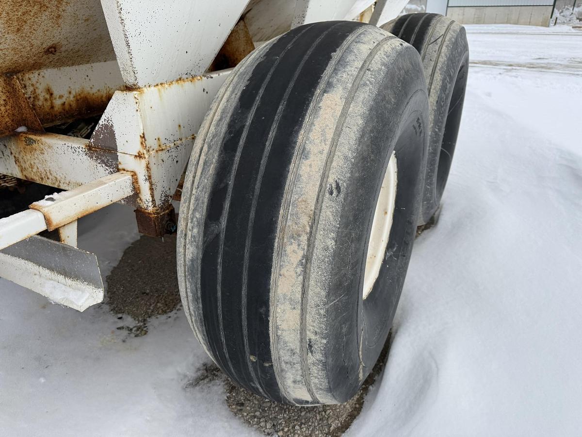 Used Willmar Super 800, 8 ton, Float Tires, Stainless Hopper