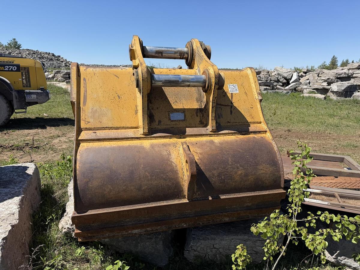 Used Caterpillar 374D 5 Yard, 75" Tooth Bucket