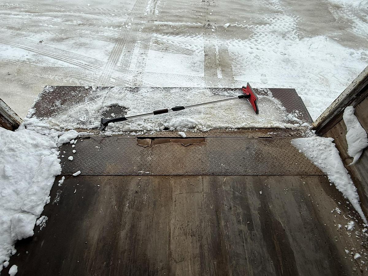 Used 2007 Freightliner Business Class M2, Cat C11, 10 SPeed, 26' Van Body