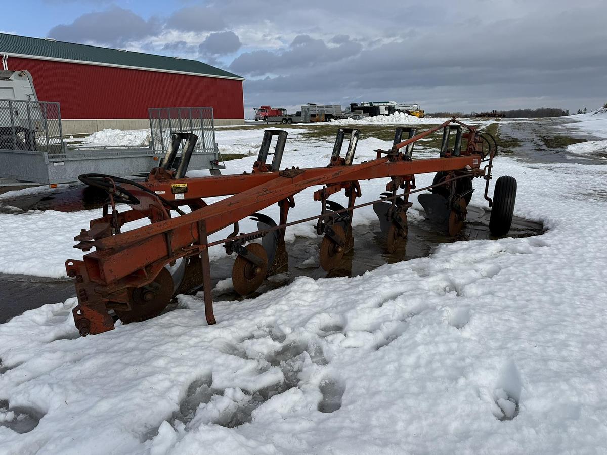 Used International 710 5 Furrow Plough