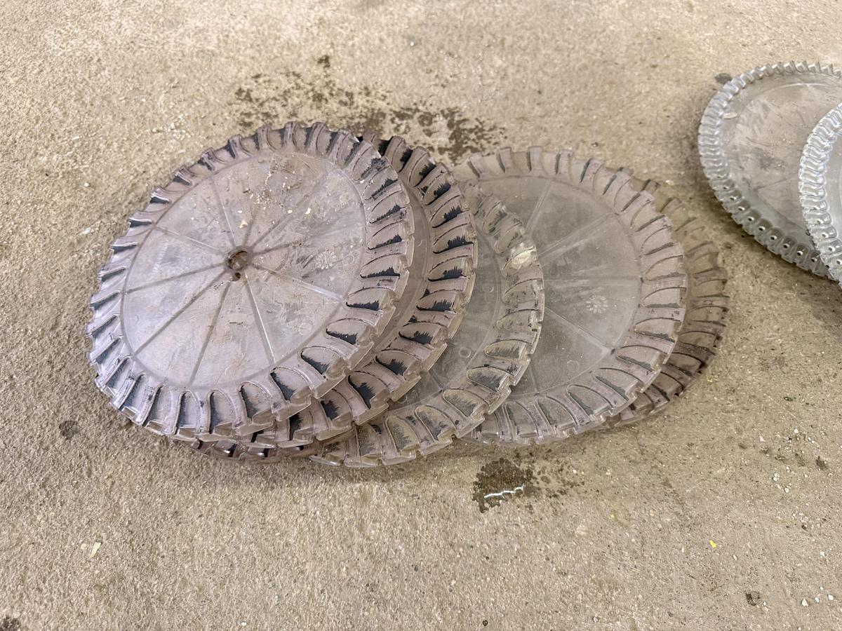 Used 2005 White 8106