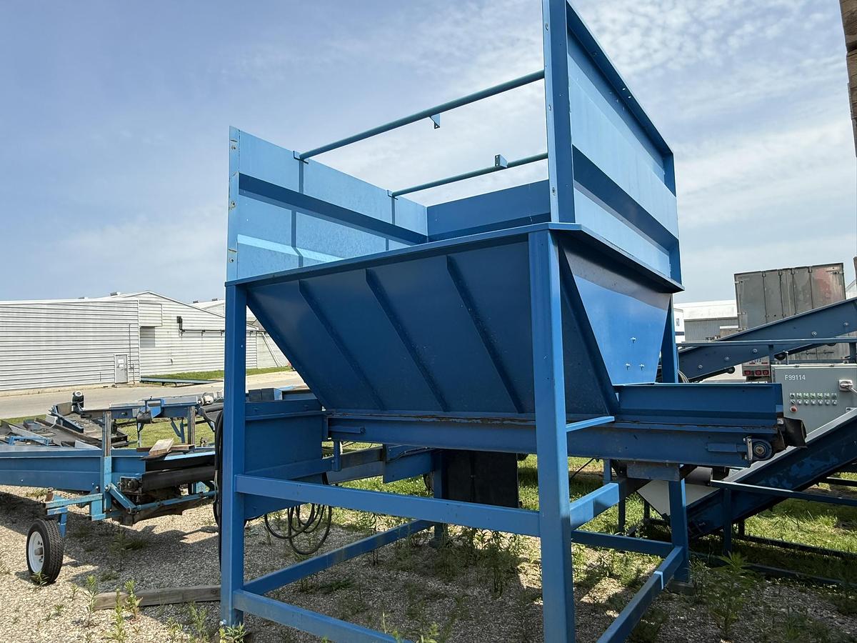 Used WBM 250 CWT (25 ton) Hopper Even Flow