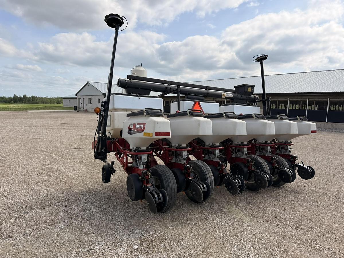 Used 2005 White 8106 6 Row Corn Planter, Precision Row Units