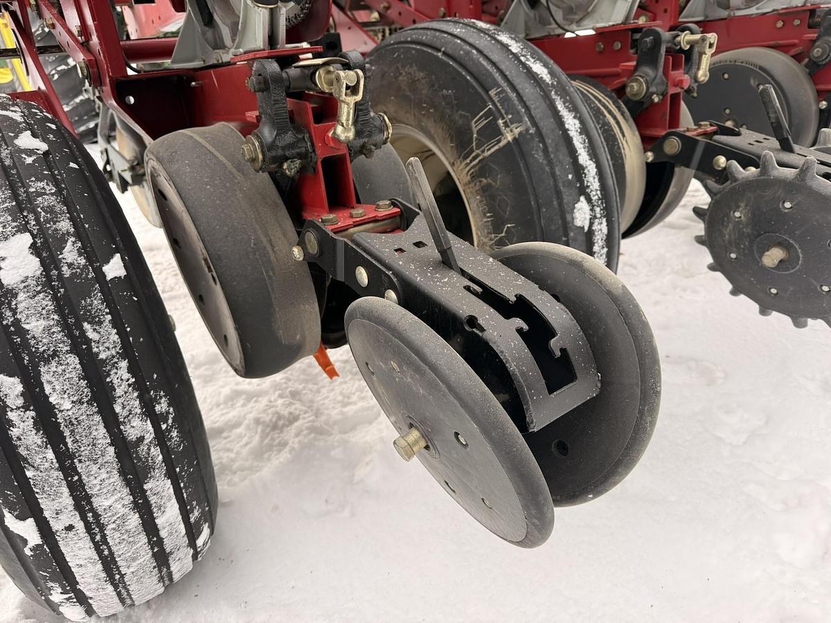 Used 2005 White 8106