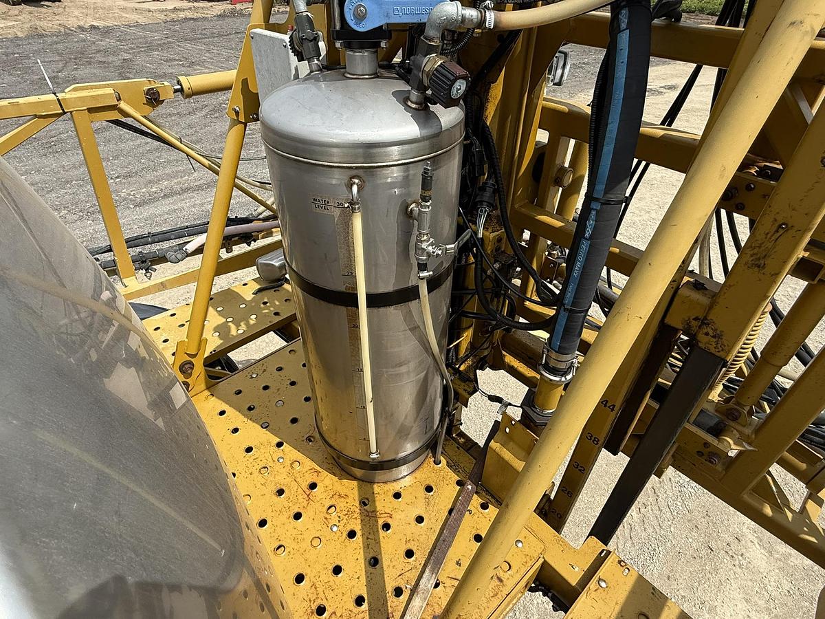 Used 2003 Rogator 1064, 1060 Gallon Tank, 90' Boom, Raven