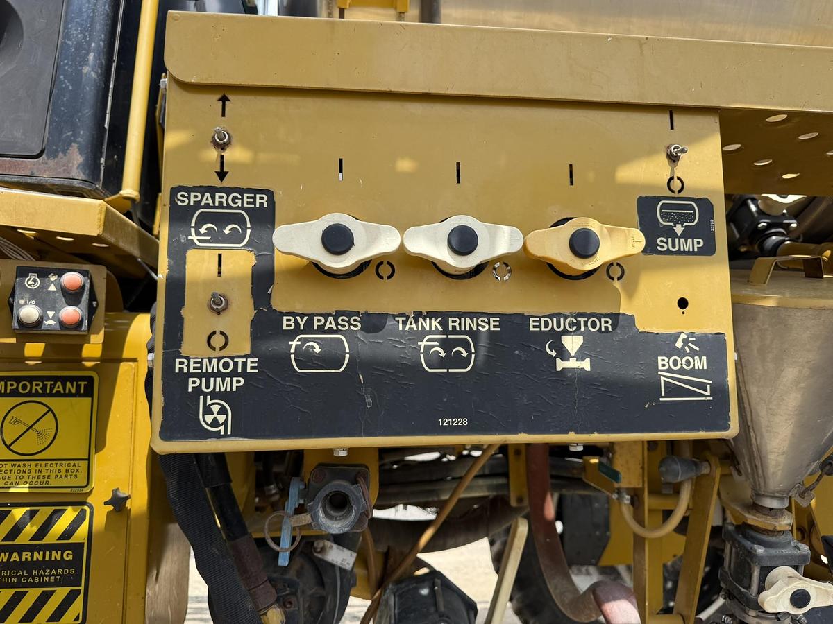 Used 2003 Rogator 1064, 1060 Gallon Tank, 90' Boom, Raven