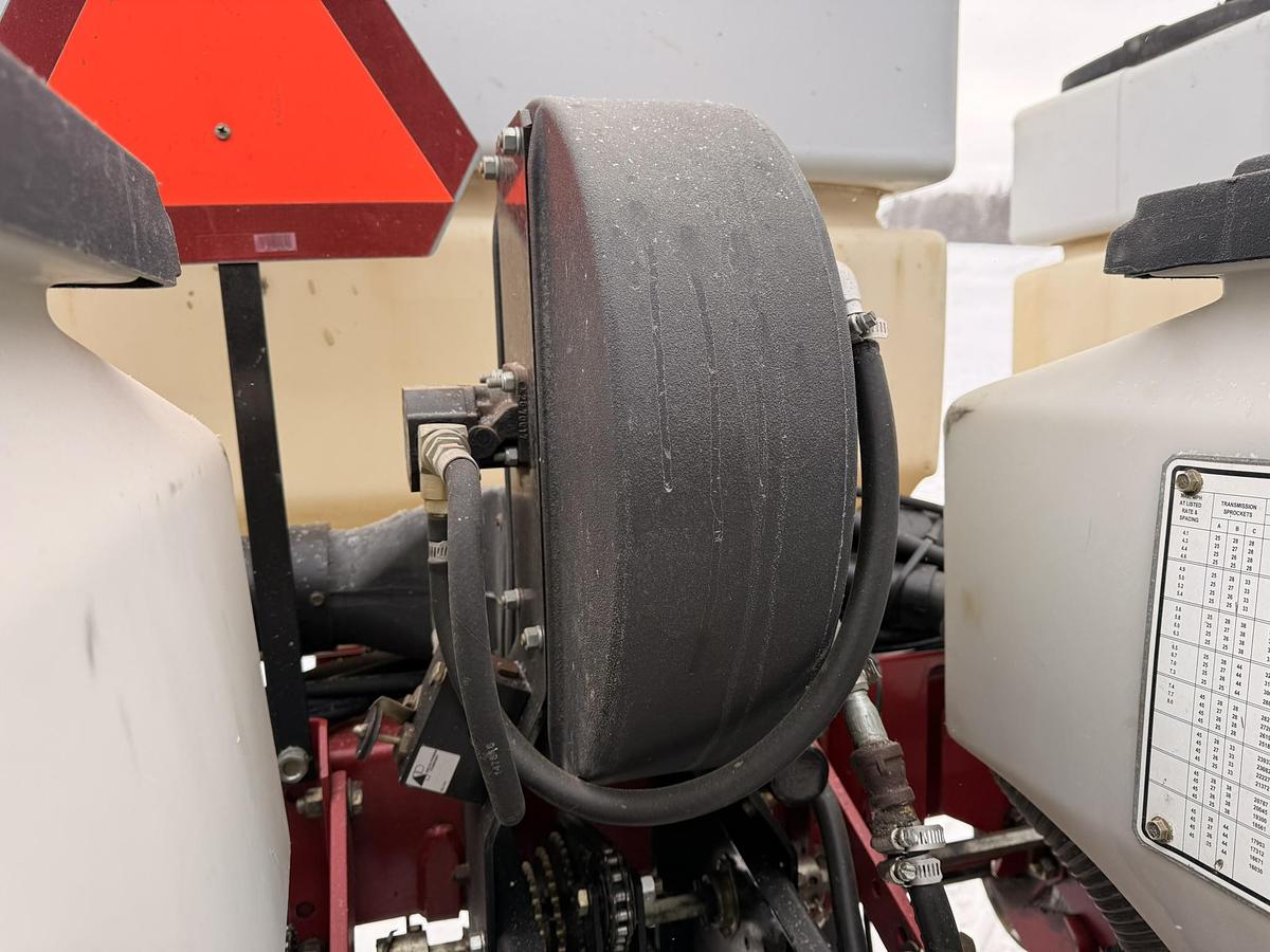 Used 2005 White 8106