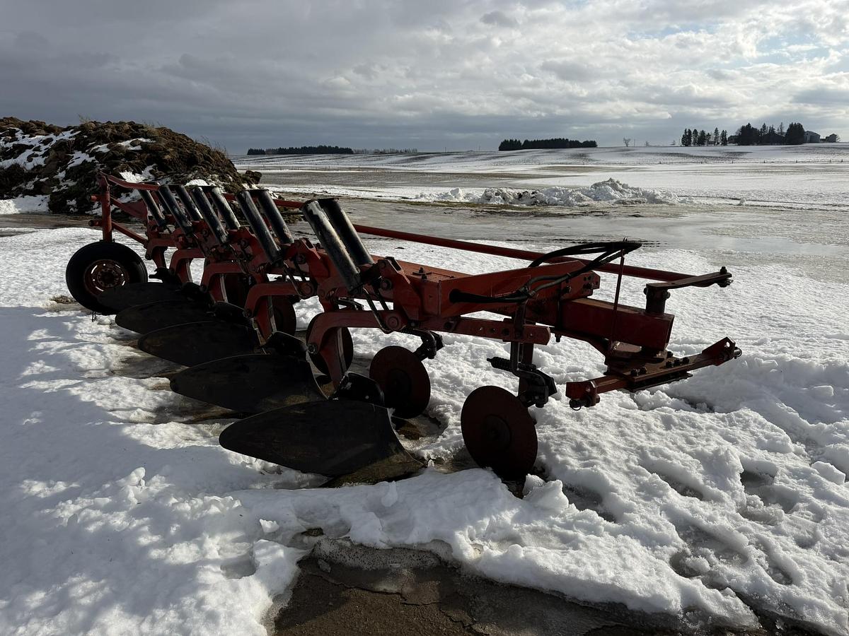 Used International 710 5 Furrow Plough