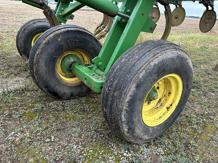 Used John Deere 2700 7 Shank Disk Ripper