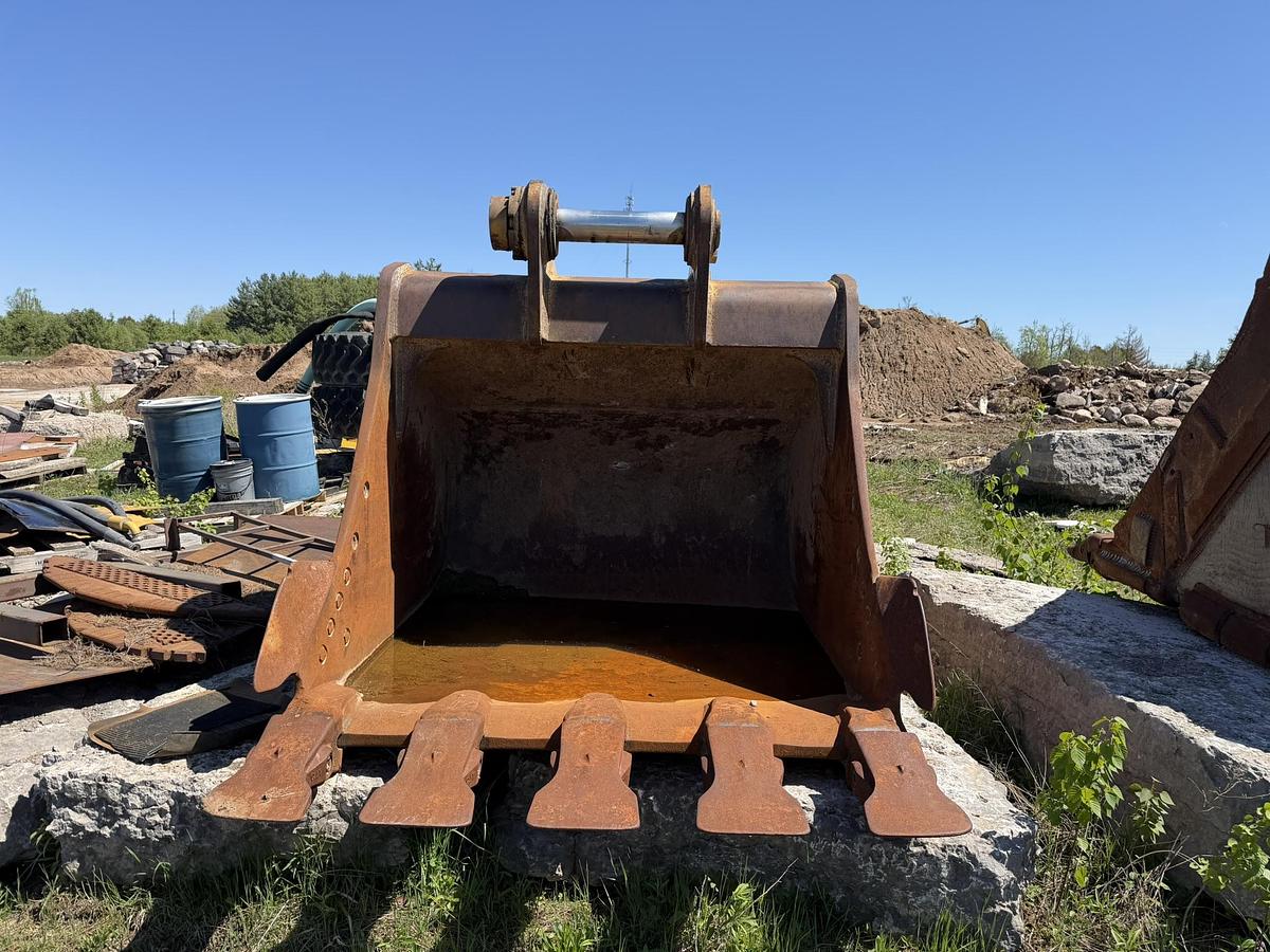 Used Caterpillar 374D 5 Yard, 75" Tooth Bucket