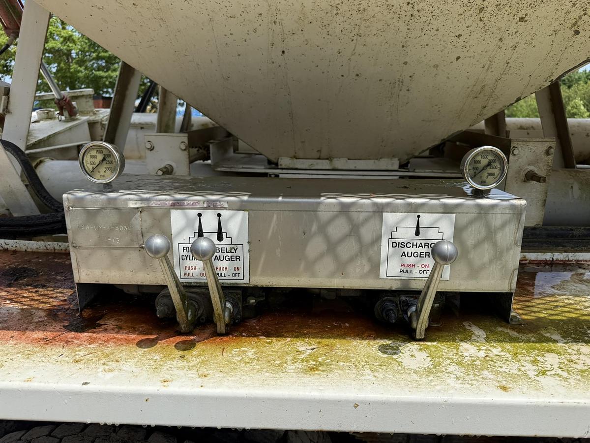 Used 1995 International Adam's 16 Ton Side Shooter Tender Box