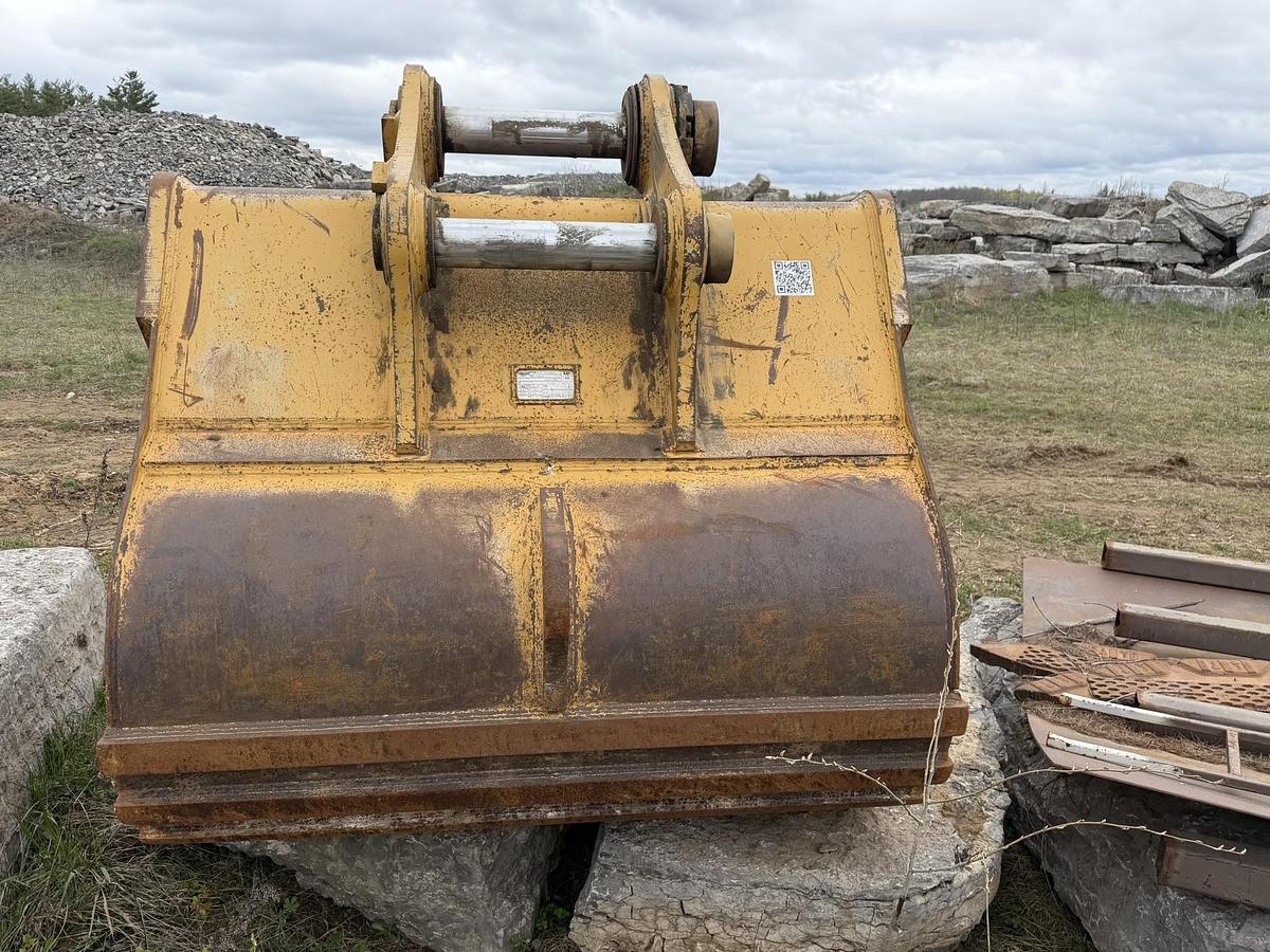 Used Caterpillar 374D 5 Yard, 75" Tooth Bucket