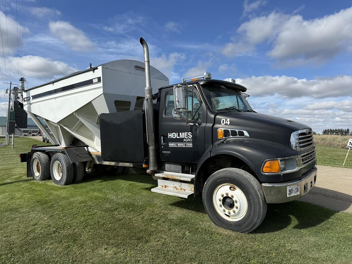 Used 2003 Sterling Willmar 16 Ton Seed Tender