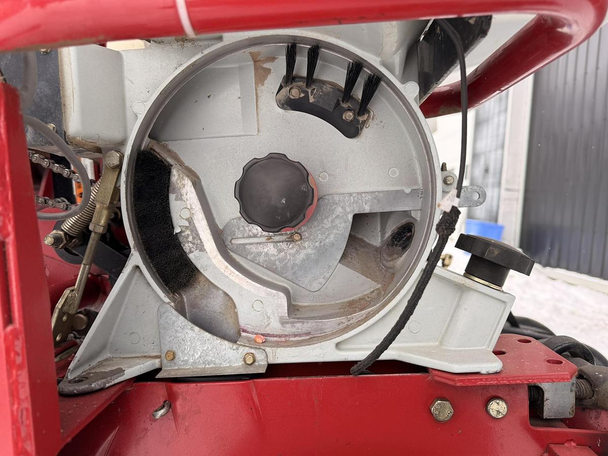 Used 2005 White 8106