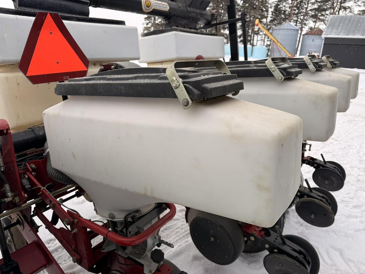 Used 2005 White 8106