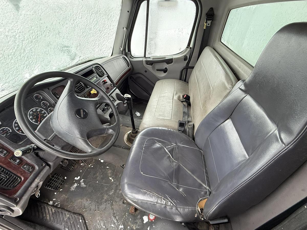 Used 2007 Freightliner Business Class M2, Cat C11, 10 SPeed, 26' Van Body