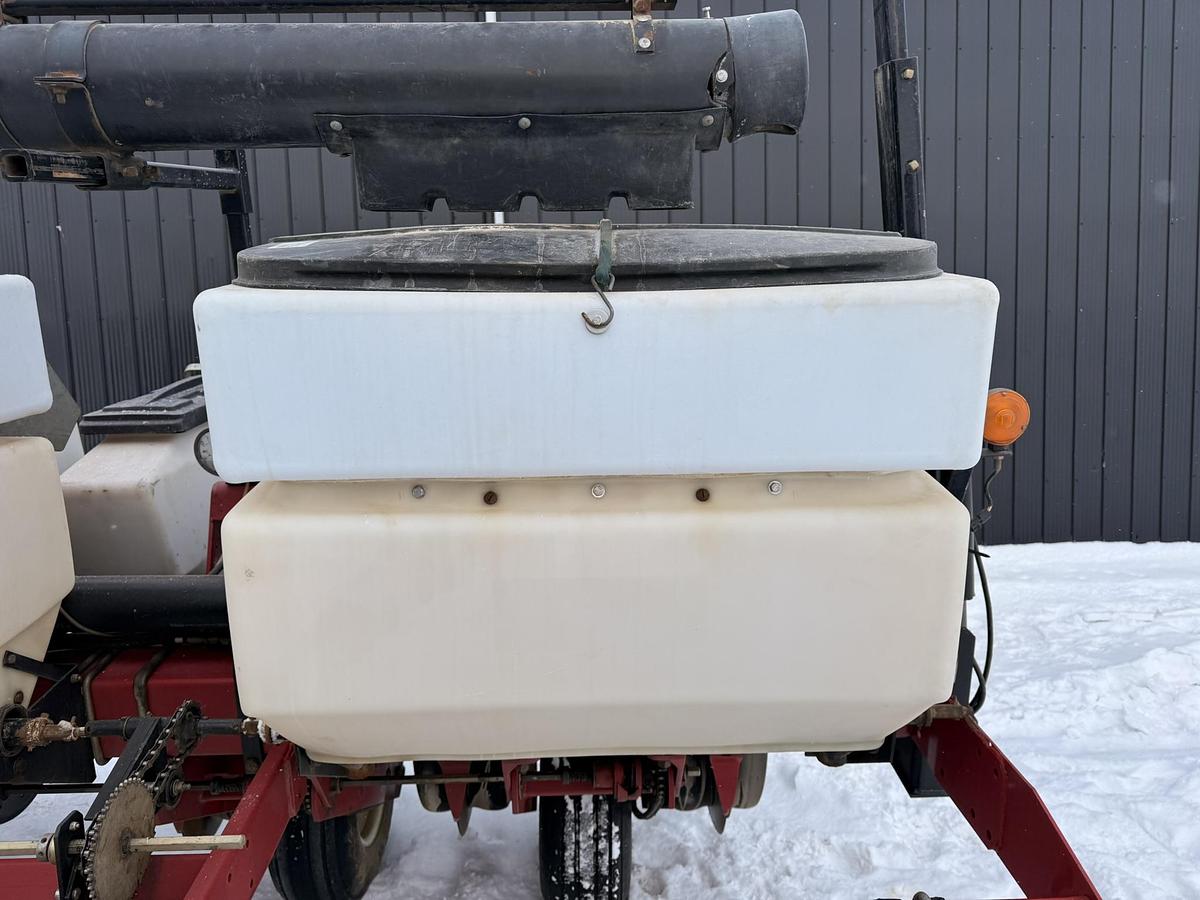 Used 2005 White 8106