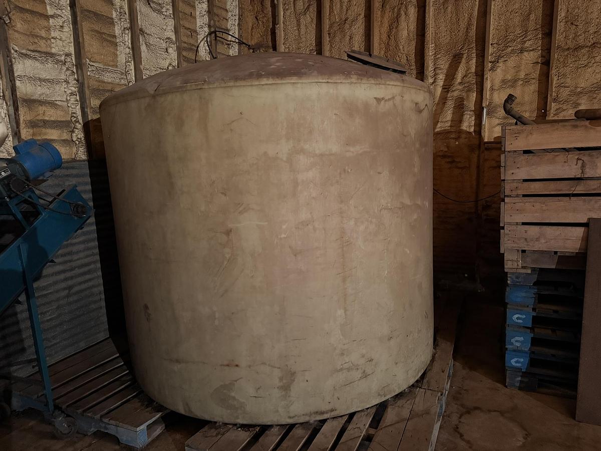 Used 2500 Galon Poly Water/Liquid Tank