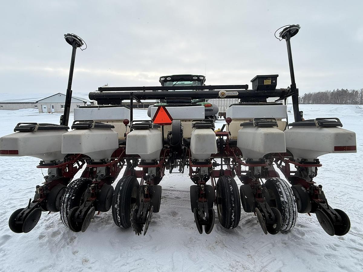 Used 2005 White 8106