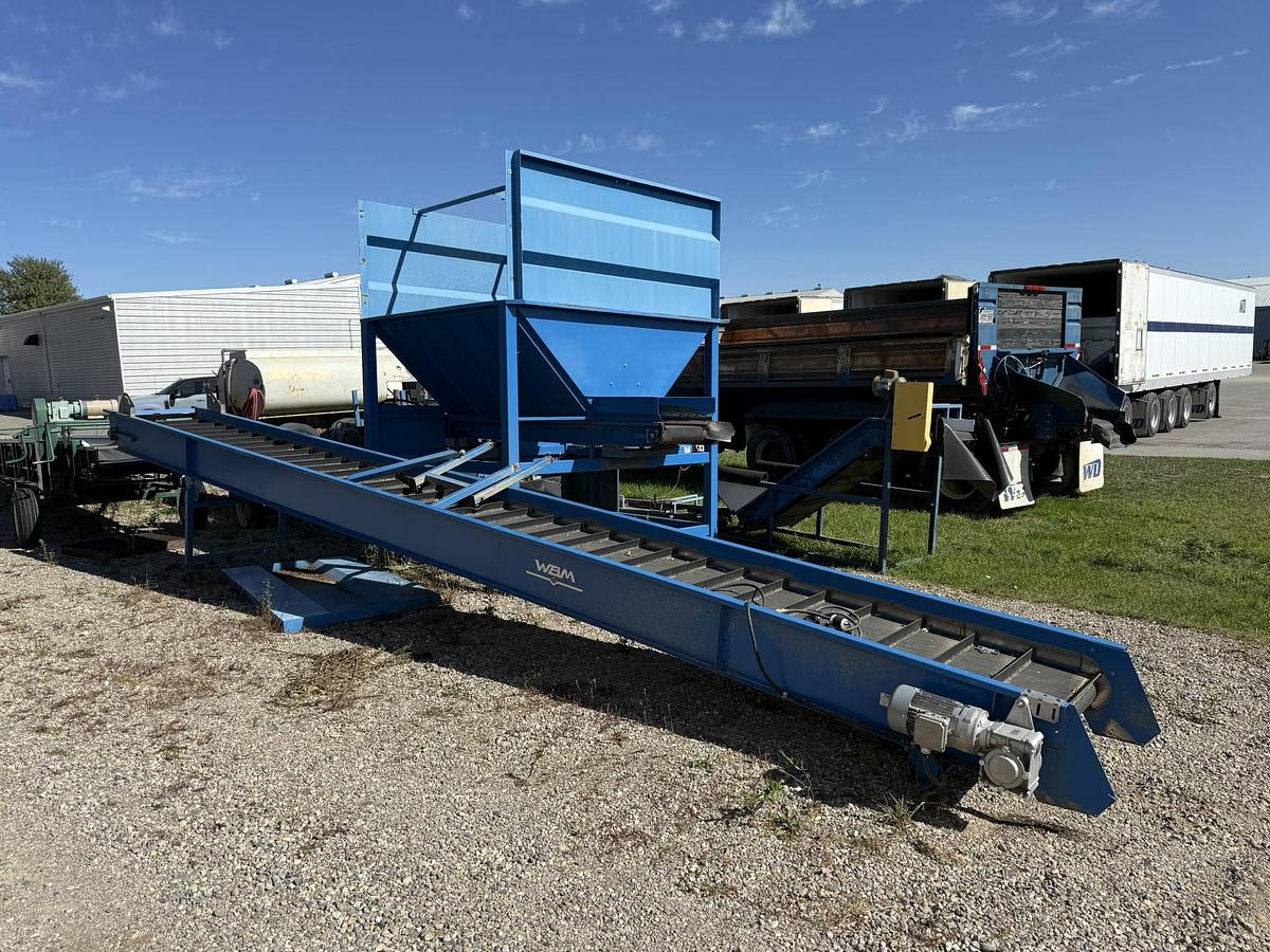 Used WBM 250 CWT (25 ton) Hopper Even Flow With 28' Flighted Lead In