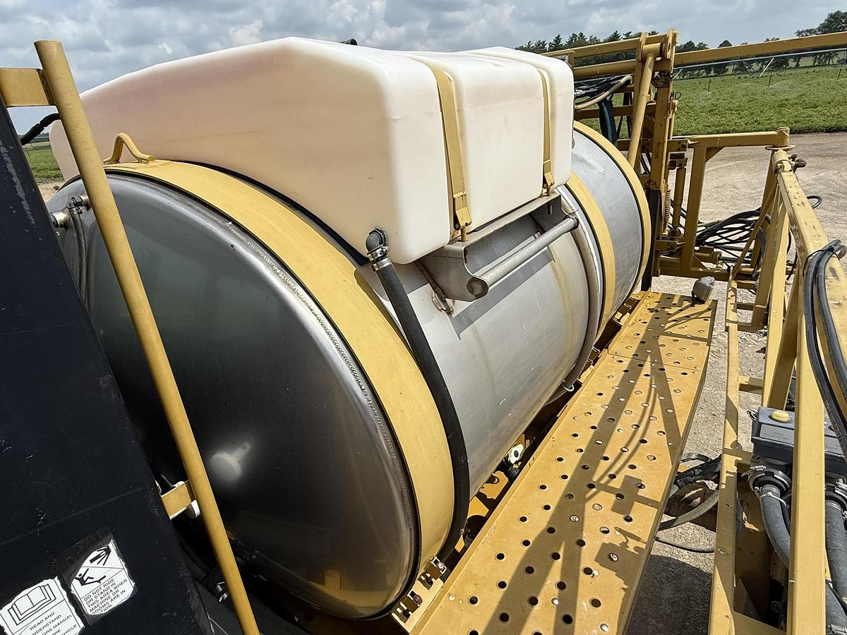 Used 2003 Rogator 1064, 1060 Gallon Tank, 90' Boom, Raven