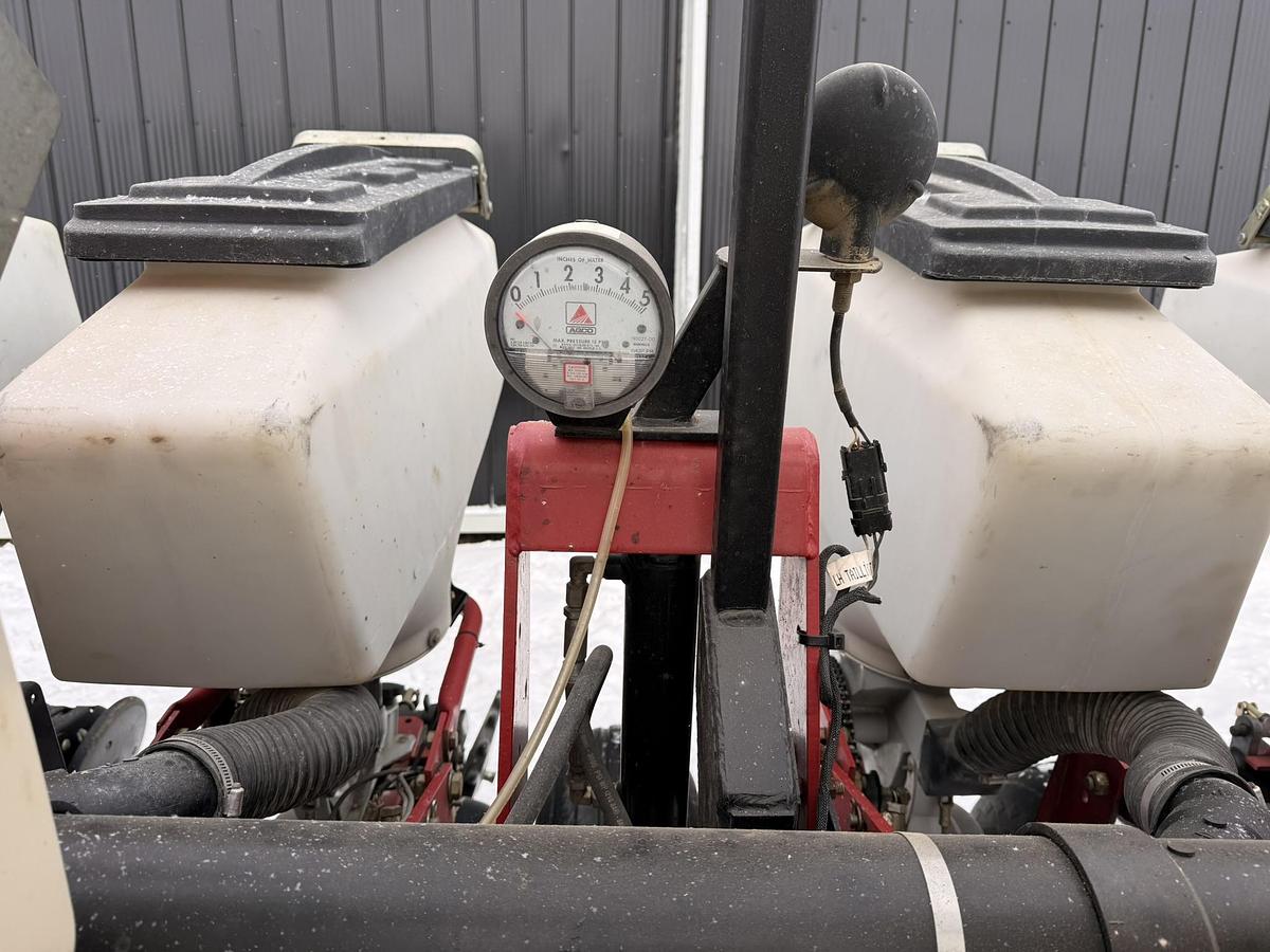 Used 2005 White 8106