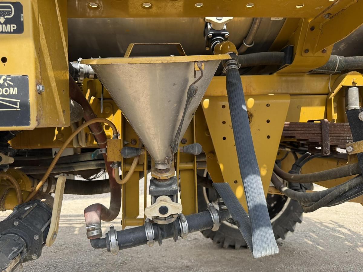 Used 2003 Rogator 1064, 1060 Gallon Tank, 90' Boom, Raven