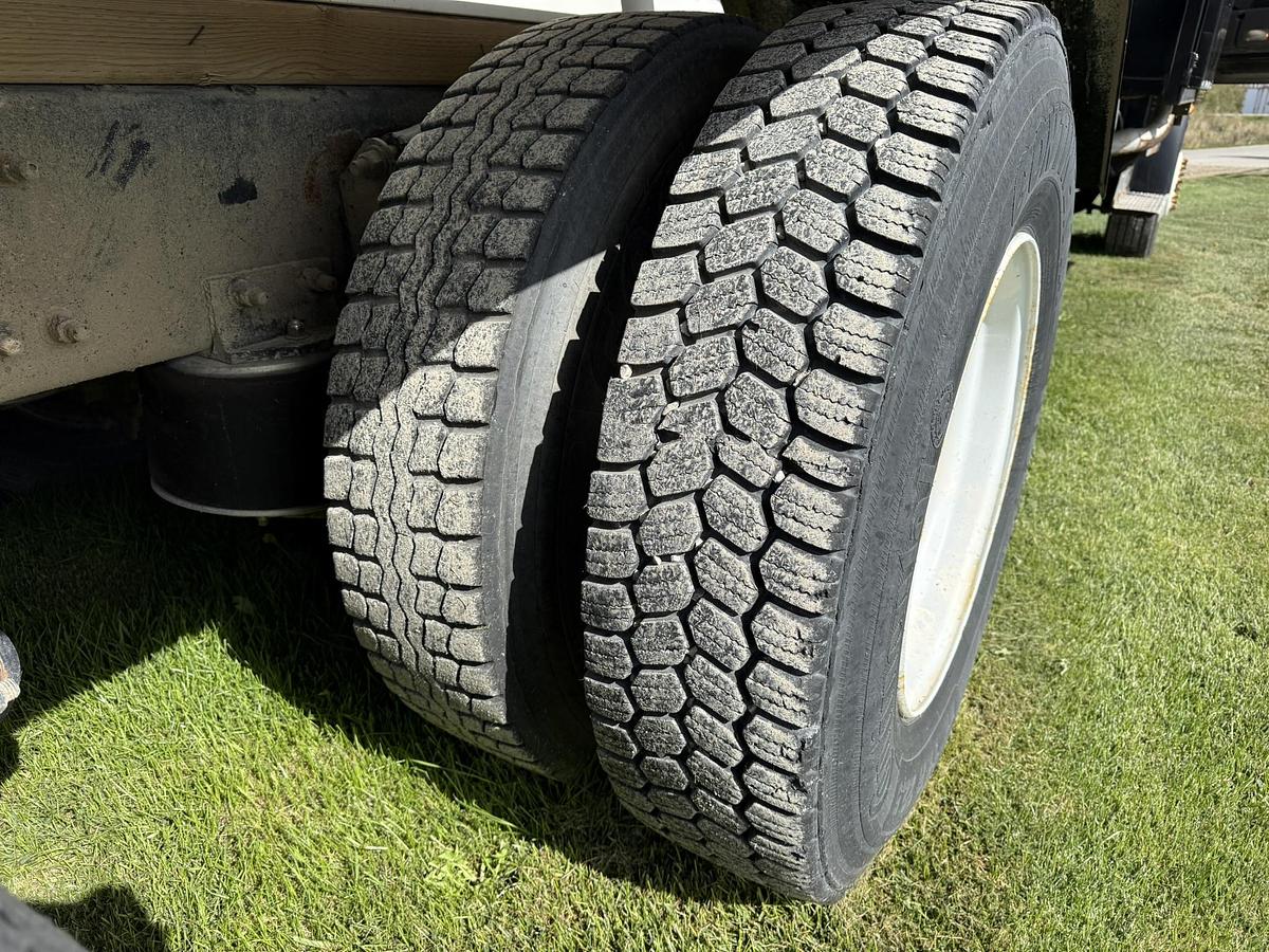 Used 2003 Sterling Willmar 16 Ton Seed Tender