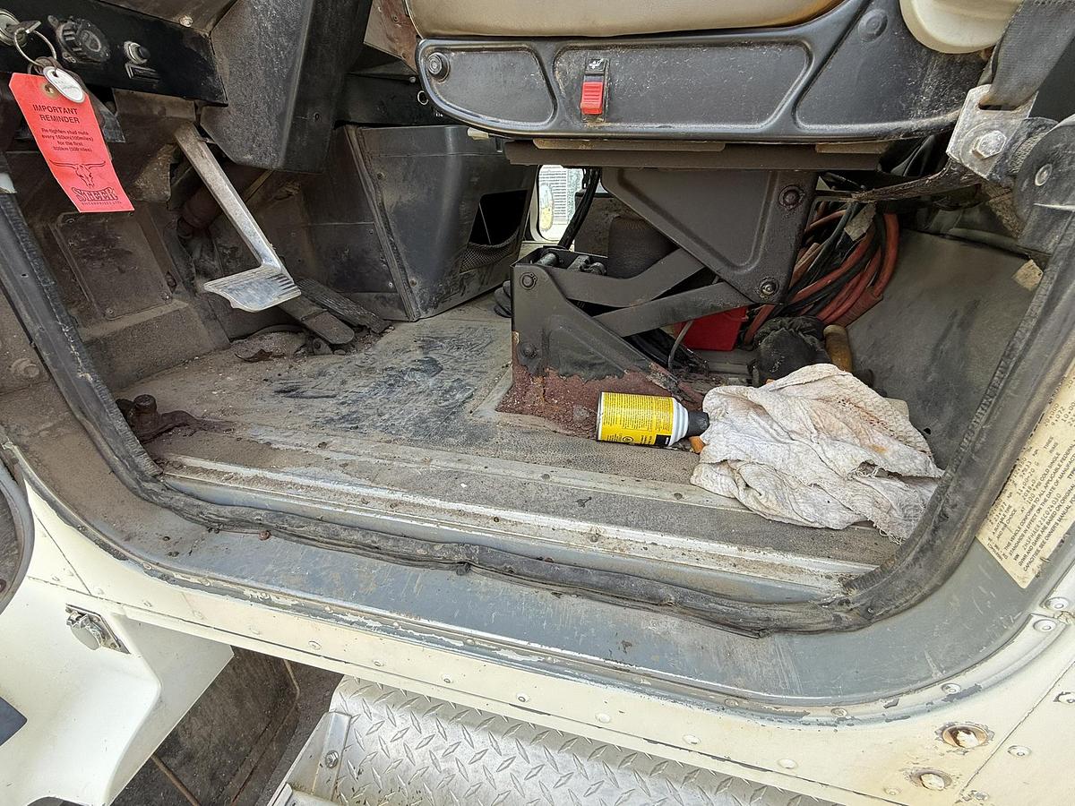 Used 1995 International Adam's 16 Ton Side Shooter Tender Box