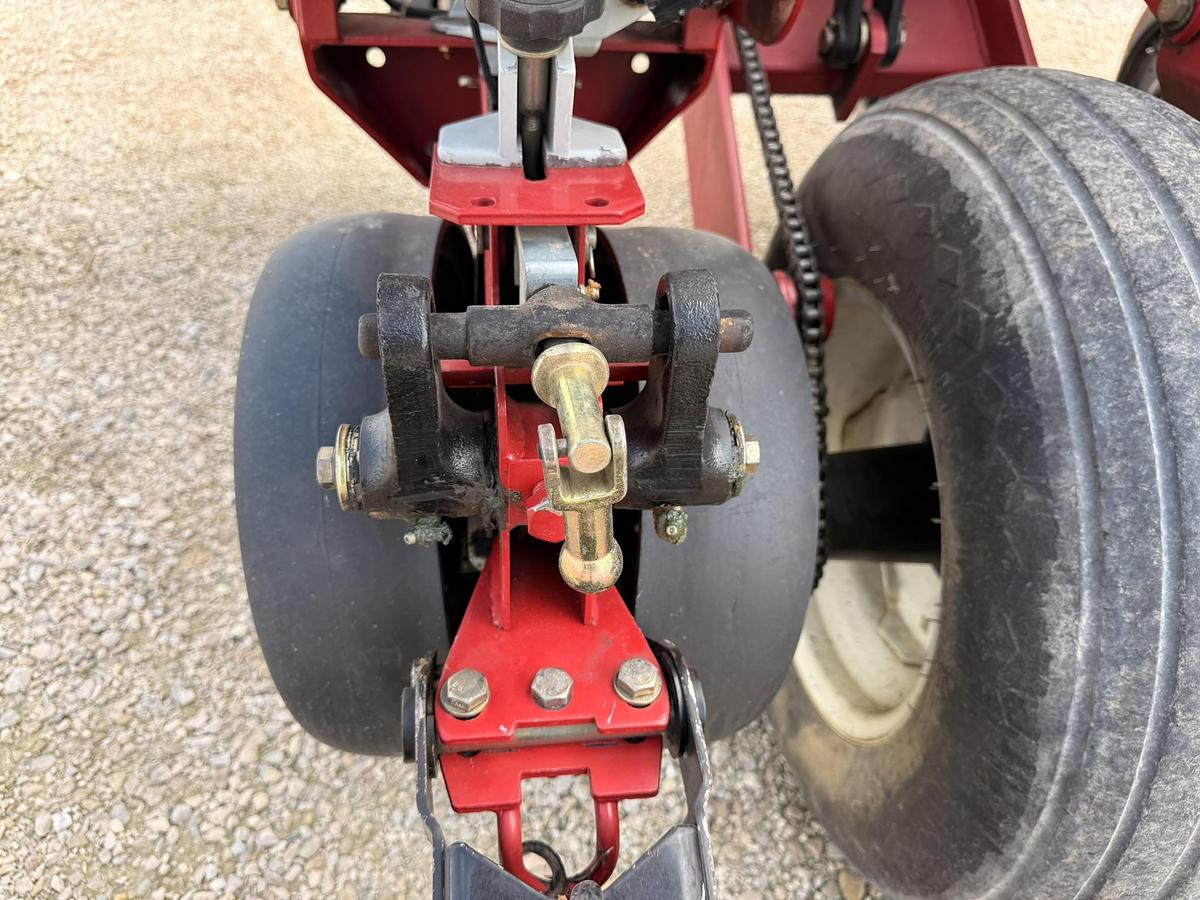 Used 2005 White 8106 6 Row Corn Planter, Precision Row Units