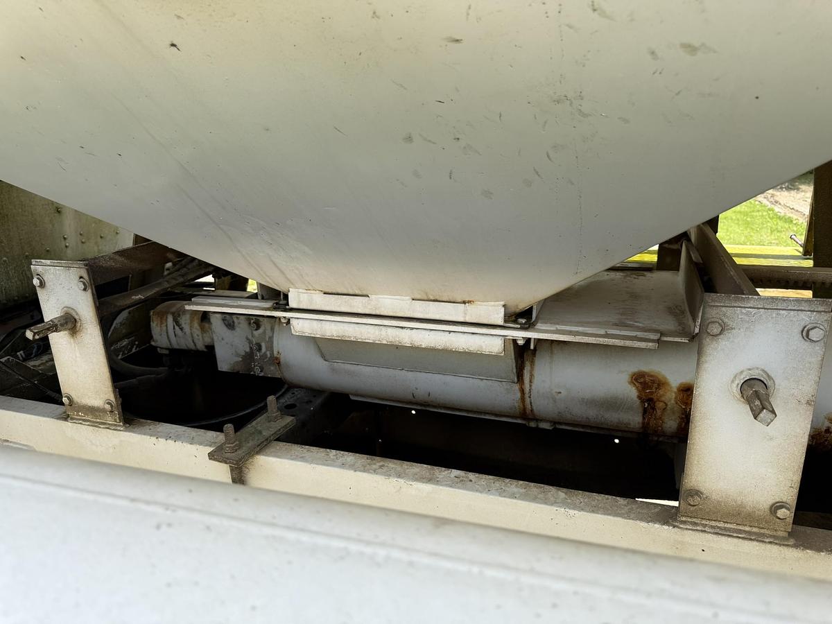 Used 1995 International Adam's 16 Ton Side Shooter Tender Box